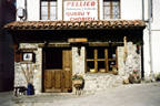 Vista exterior de la tienda "Cabaña"